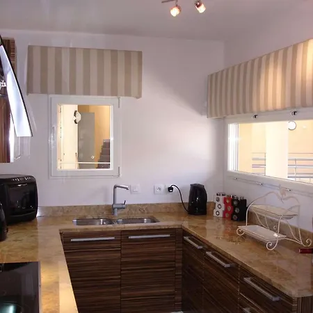 - Sleeps 4 - Parking - Pool - Sea Views * Mandelieu